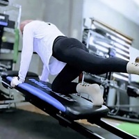 女性トレーナーのピラティストレーニング風景