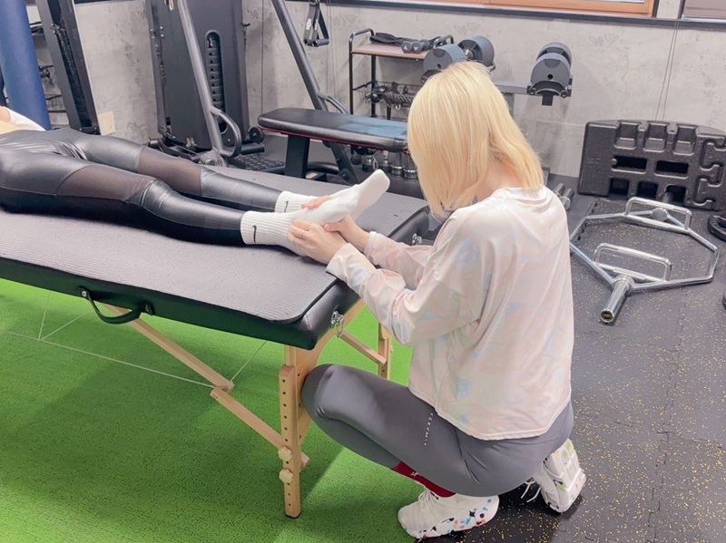 女性専用ジムで行われる整体ボディケアセッション